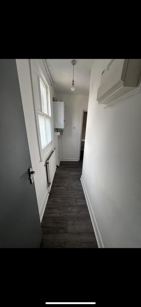 Flat In Shepherd's Bush
