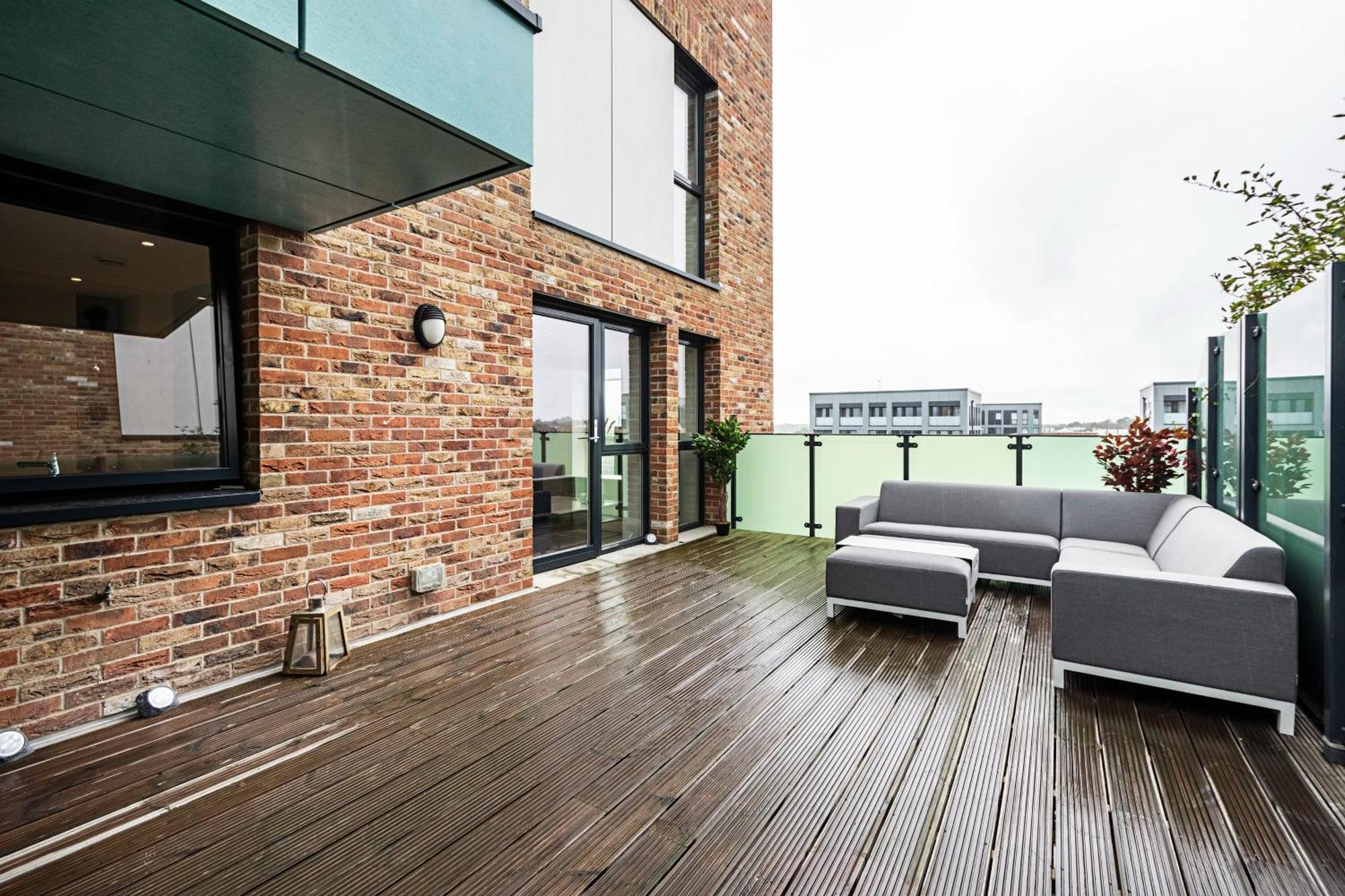 Chiswick Park 3 Bed 3 Bath West London - Parking Apartment