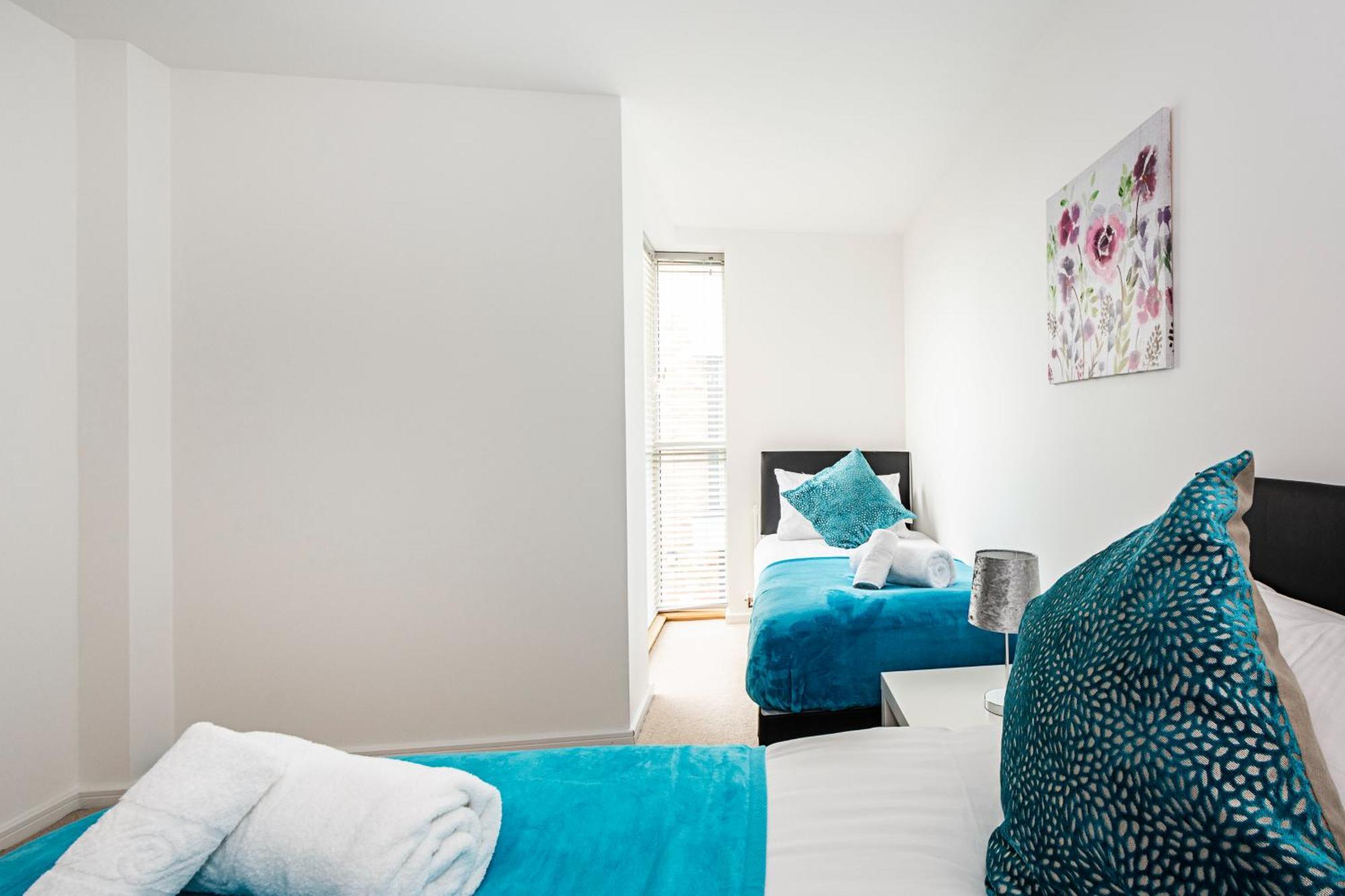 Apartment Chiswick Park 3 Bed 3 Bath West London - Parking