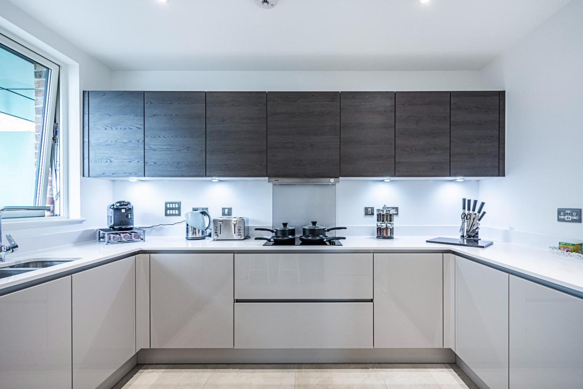 Chiswick Park 3 Bed 3 Bath West London - Parking Apartment *