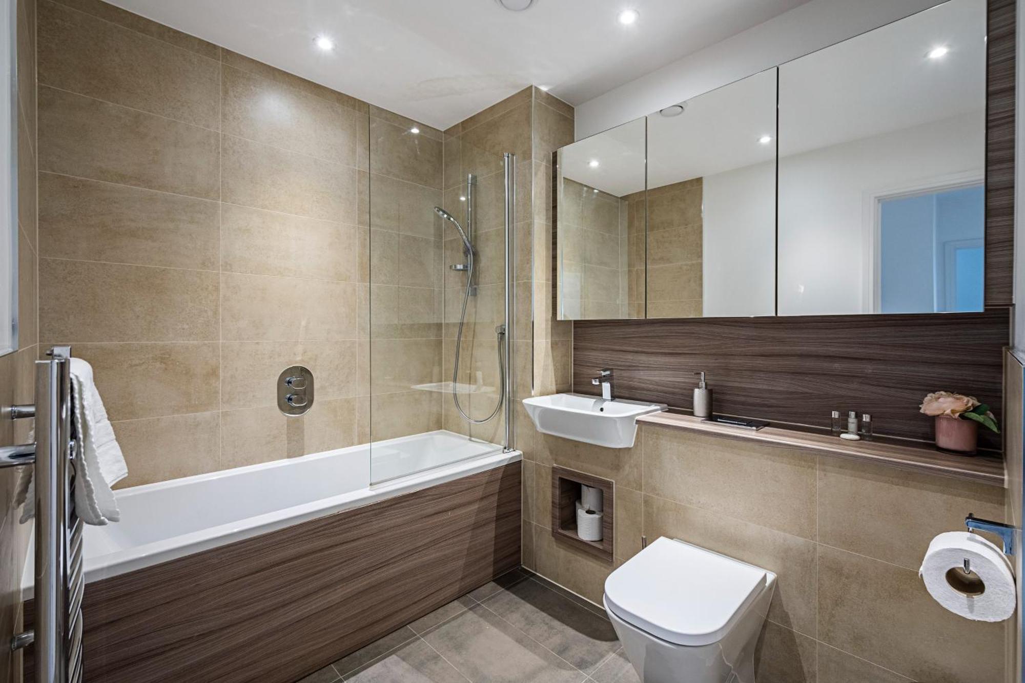 Chiswick Park 3 Bed 3 Bath West London - Parking Apartment London