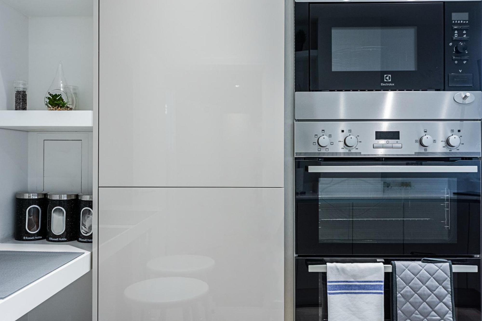 Chiswick Park 3 Bed 3 Bath West London - Parking London