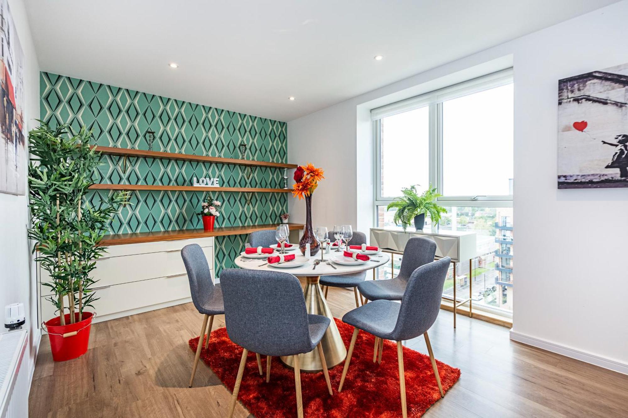 Chiswick Park 3 Bed 3 Bath West London - Parking Apartment
