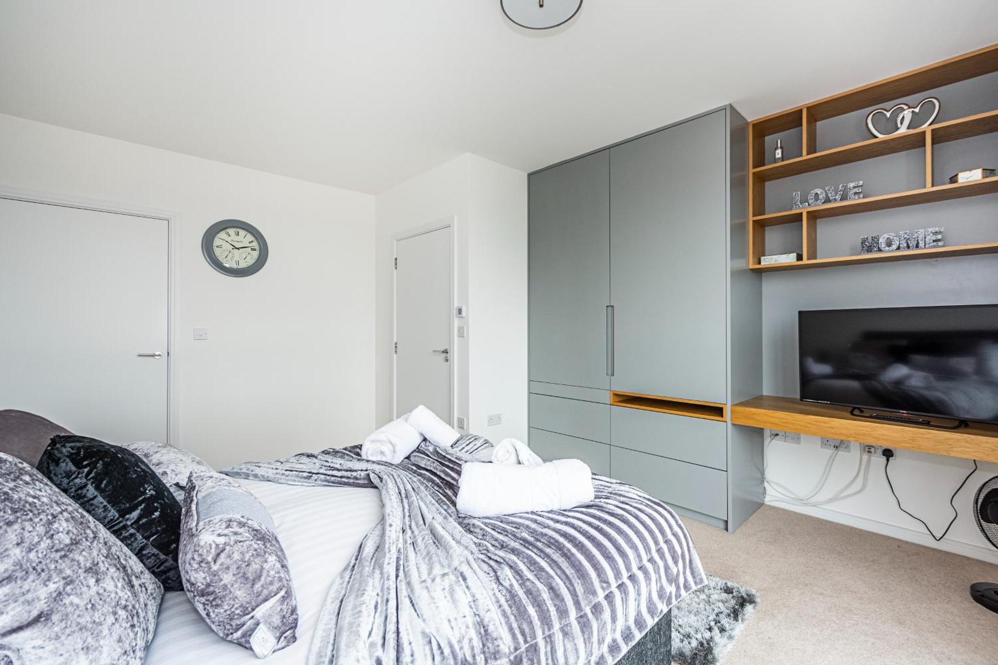 Apartment Chiswick Park 3 Bed 3 Bath West London - Parking