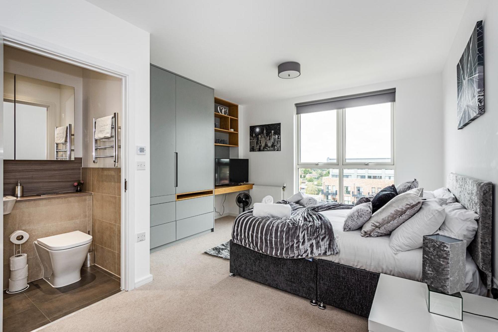 Chiswick Park 3 Bed 3 Bath West London - Parking Apartment *