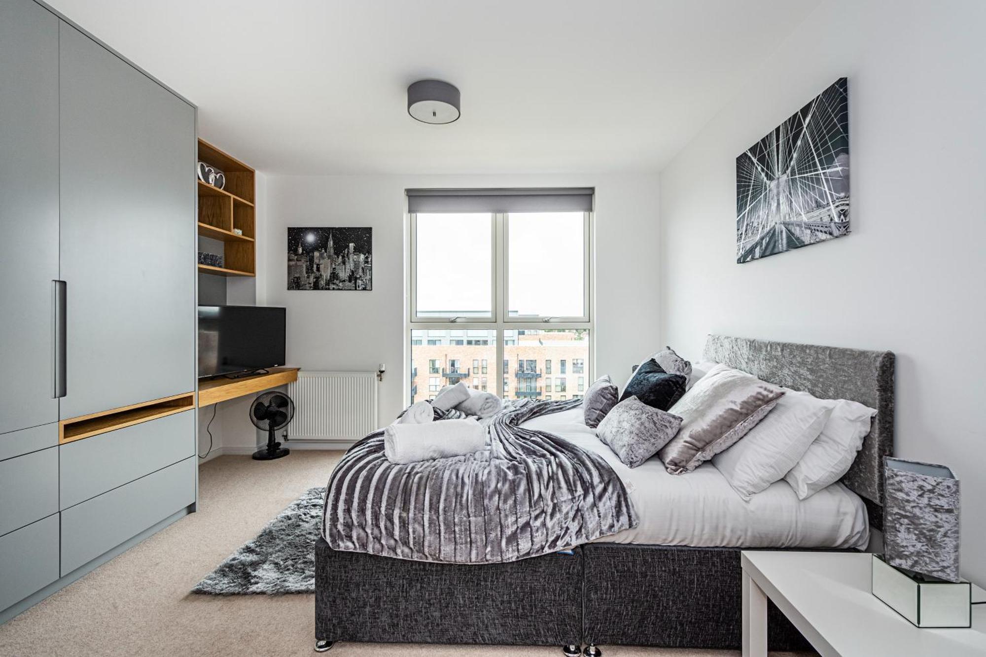 Chiswick Park 3 Bed 3 Bath West London - Parking London