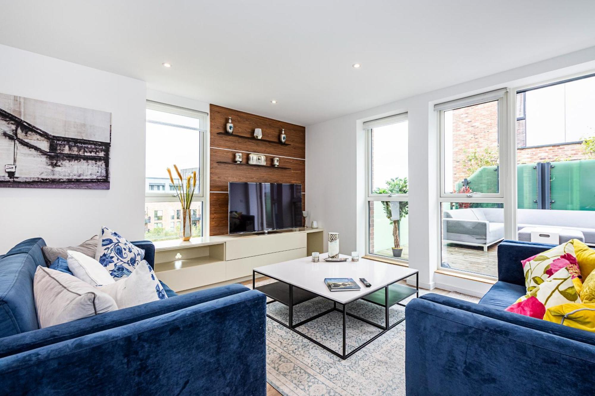 Chiswick Park 3 Bed 3 Bath West London - Parking Apartment