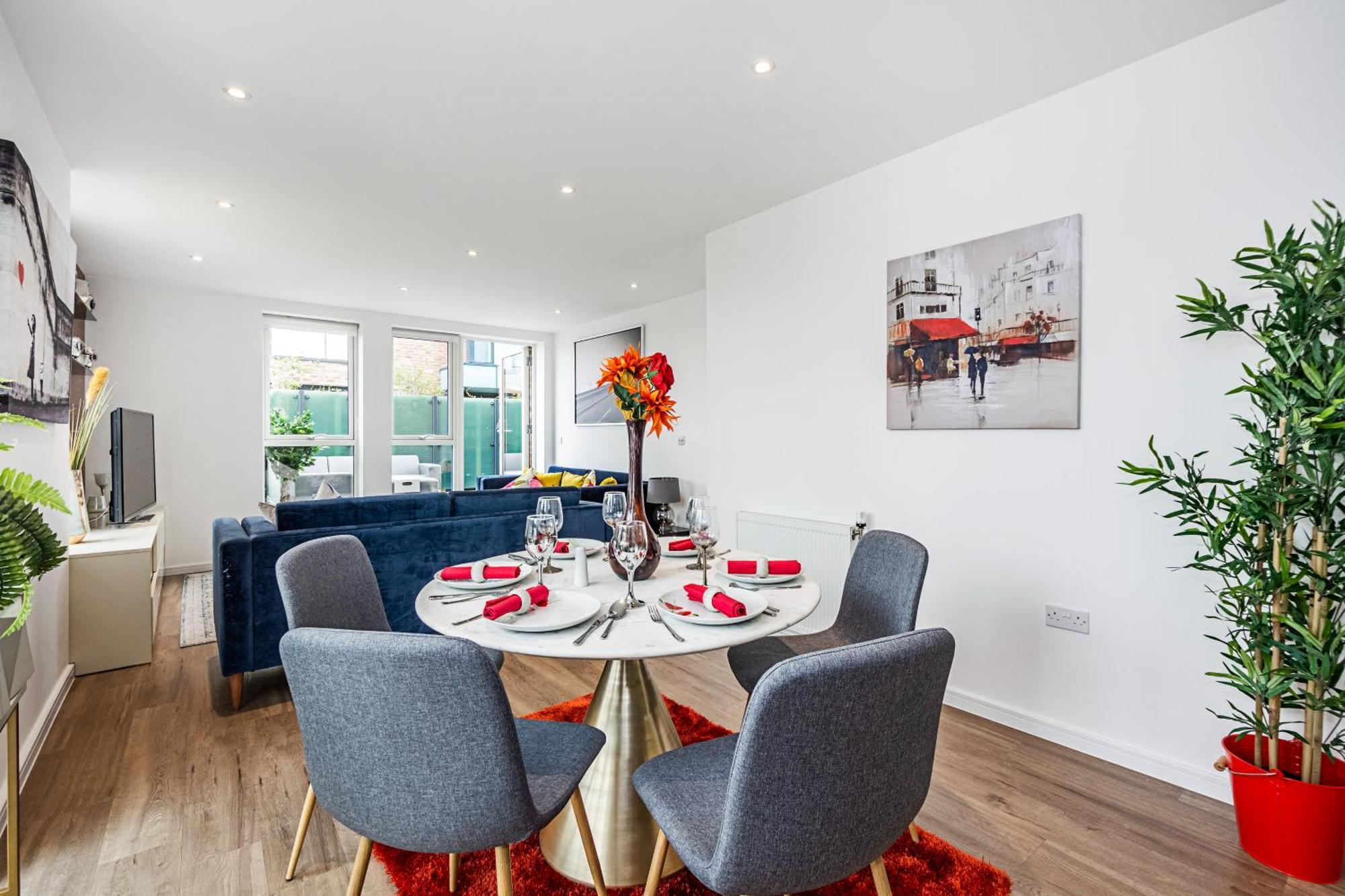 Chiswick Park 3 Bed 3 Bath West London - Parking Apartment London