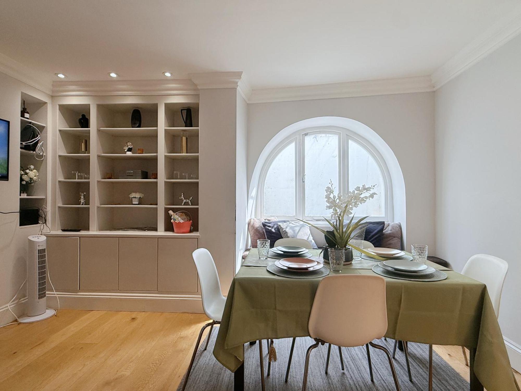 Spacious And Cosy 3brs 5f House In Heart Of Villa Londen