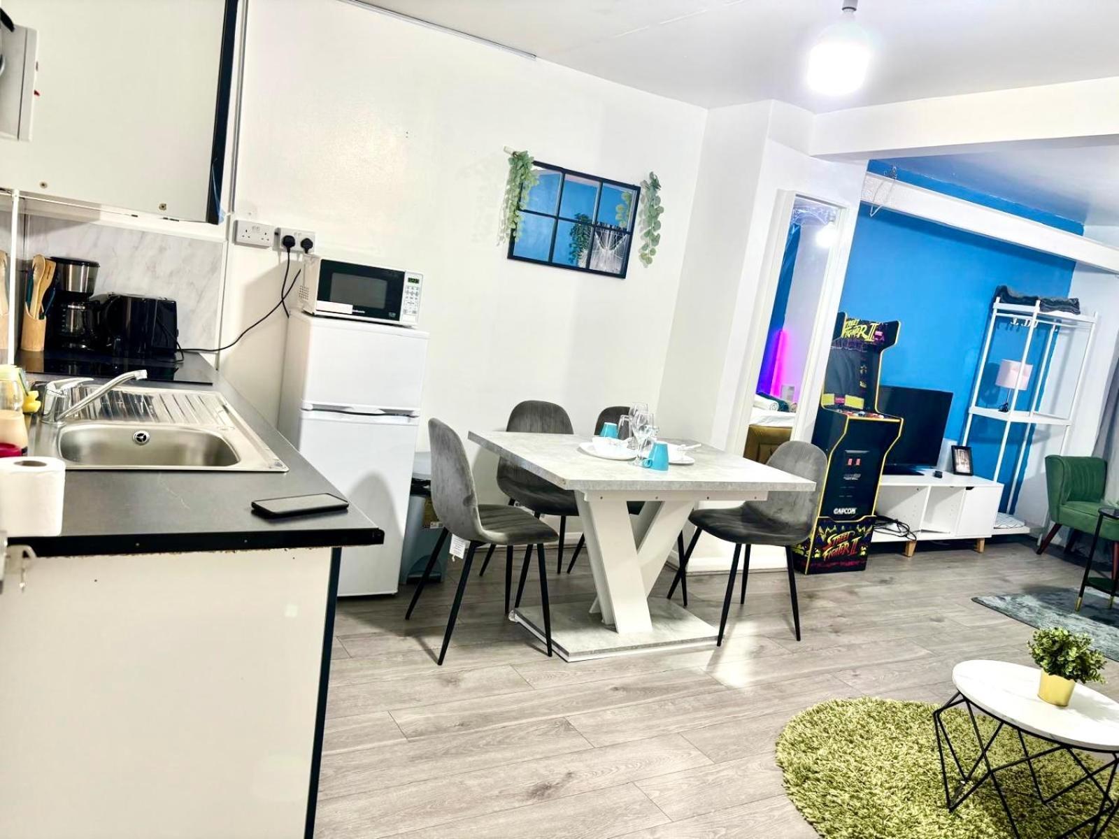 New Deluxe Apt-2 London