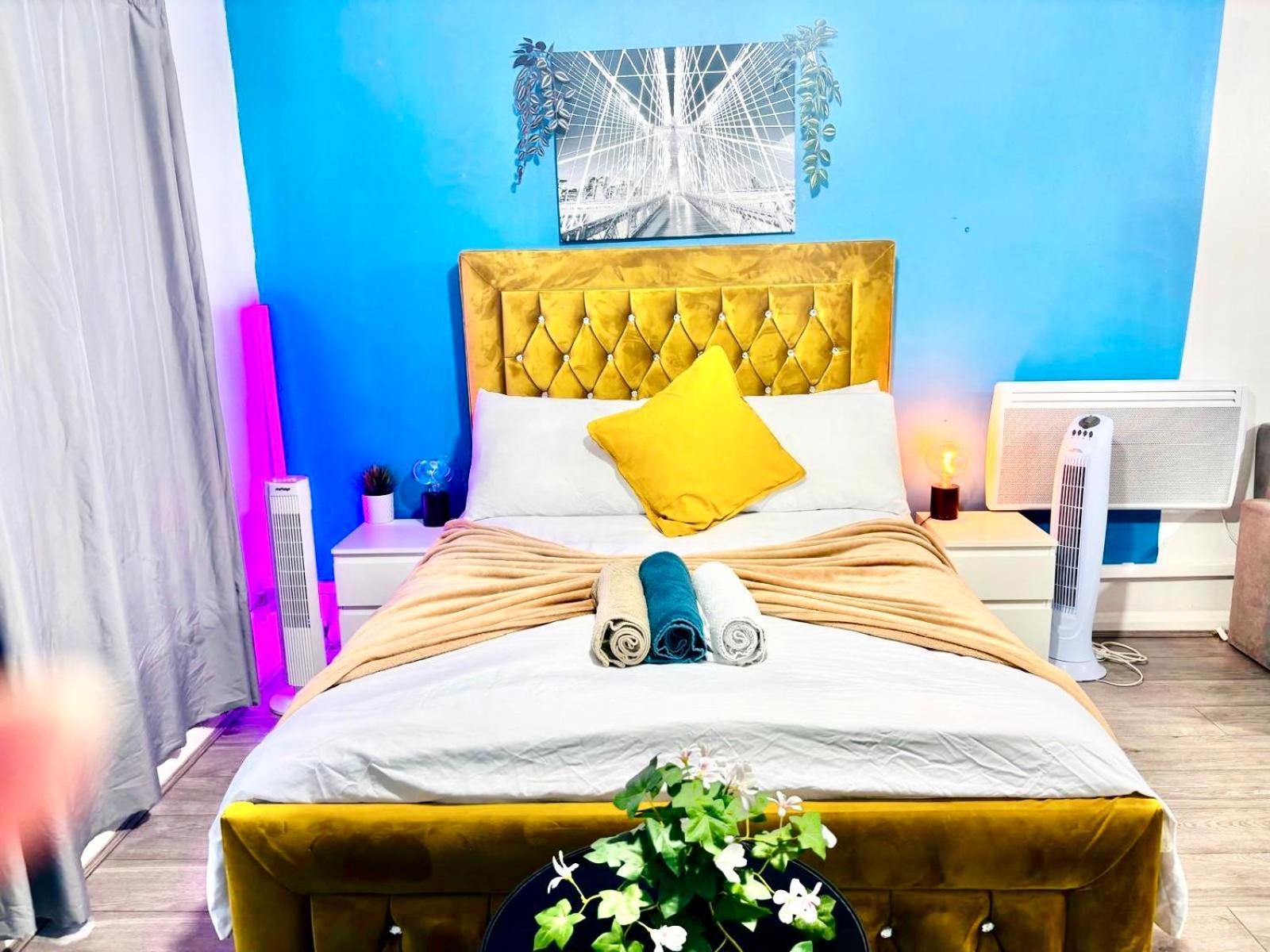 New Deluxe Apt-2 * London