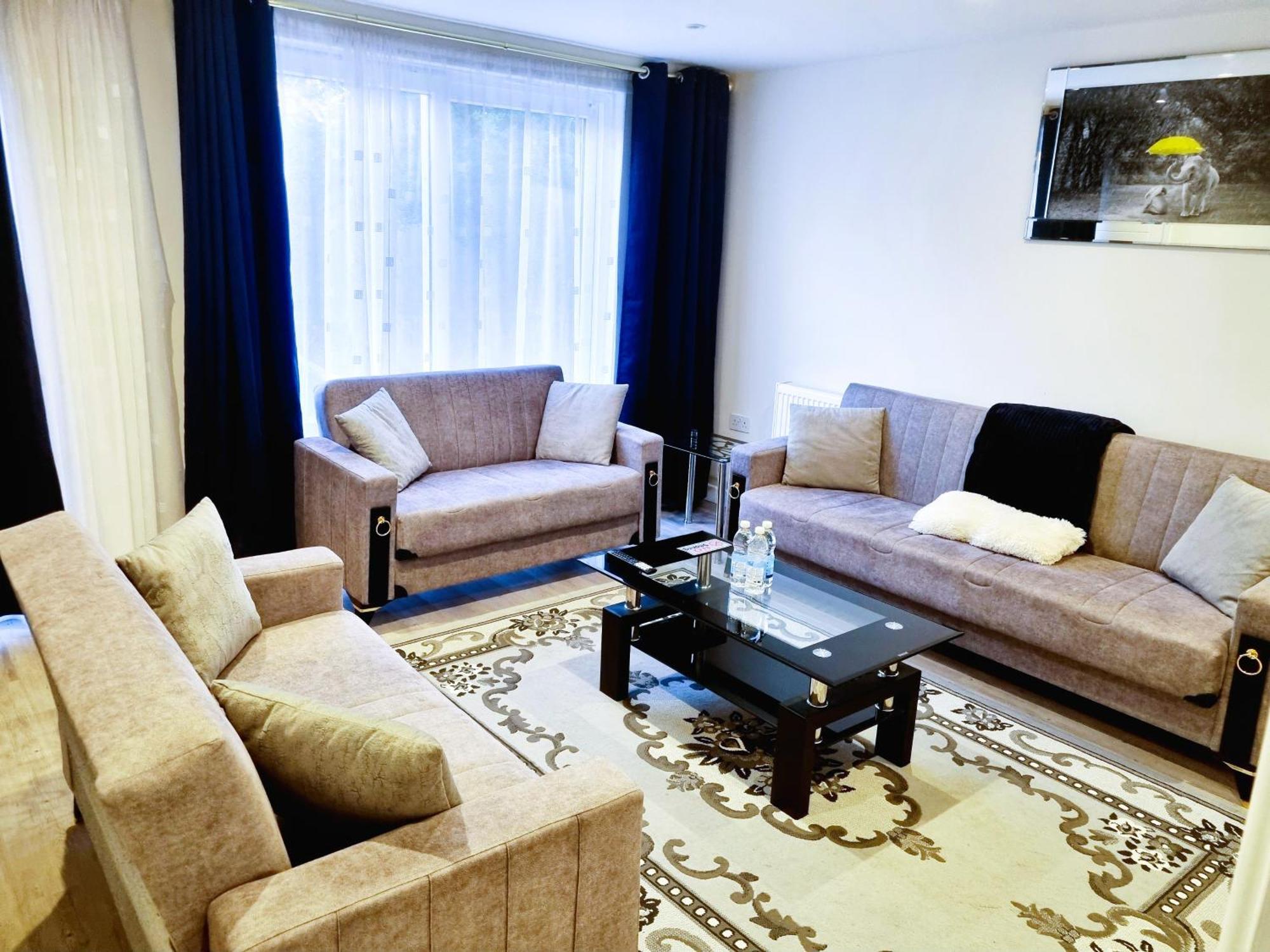 3Bed 2Bath House-Free Parking-Hi Speed Wifi-Garden-Entire Home-2Mins From Train Station Ferienhaus London