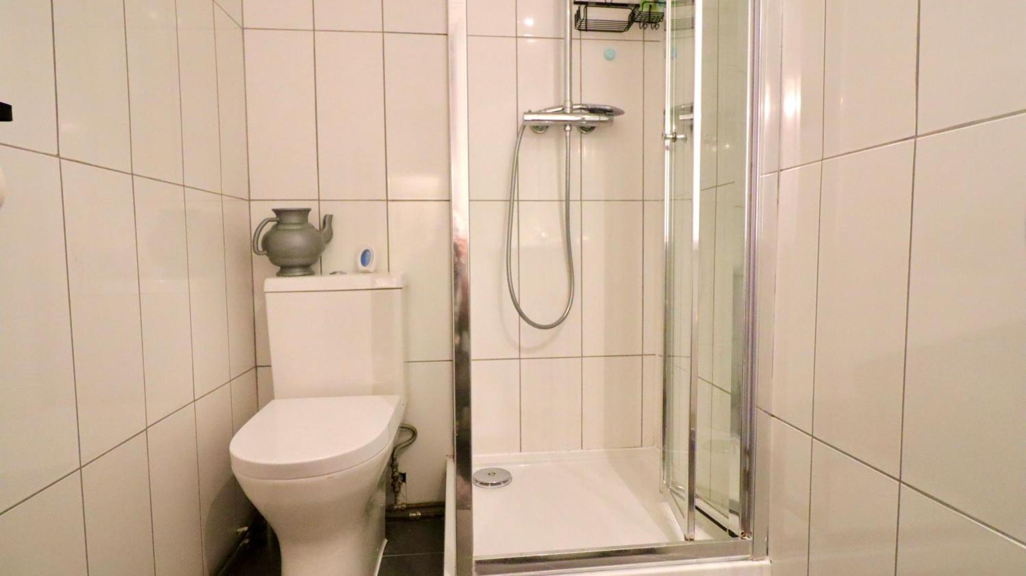 Stylish 2 Bedroom By Ali Apartment