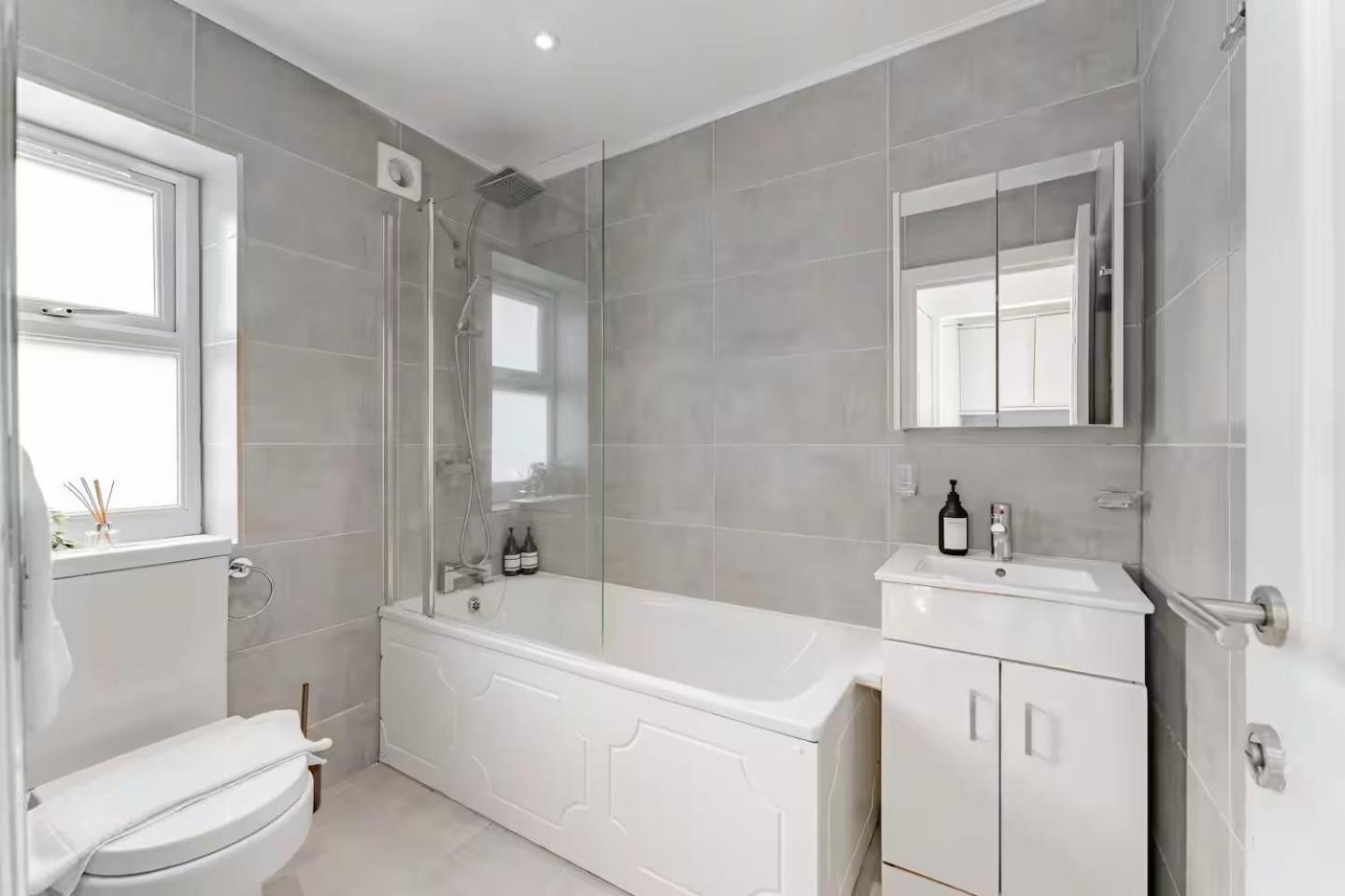 The Shamrock Sleek And Chic - Private Garden - Ground Floor - East - Sleeps 6 * London
