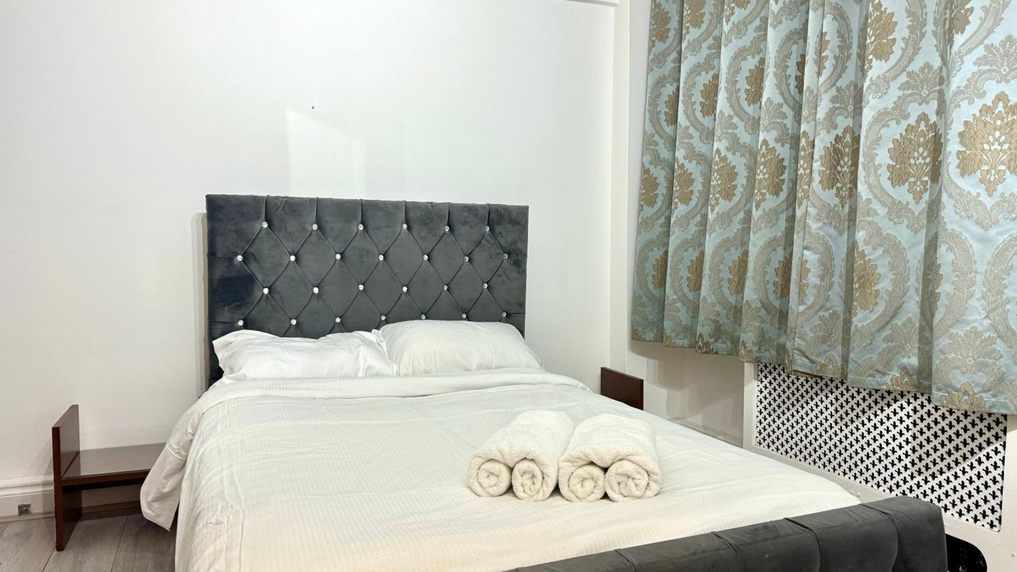 2 Bedroom Hosted By Amer London