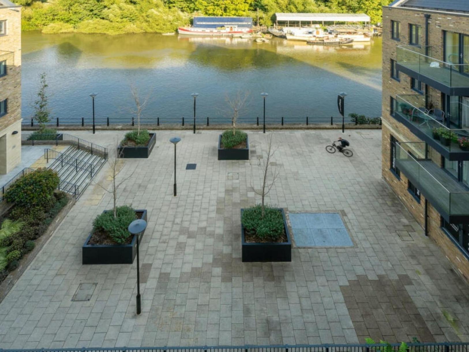 Apartment Serenity By The Water: 3 Bed 3 Bath West - Parking