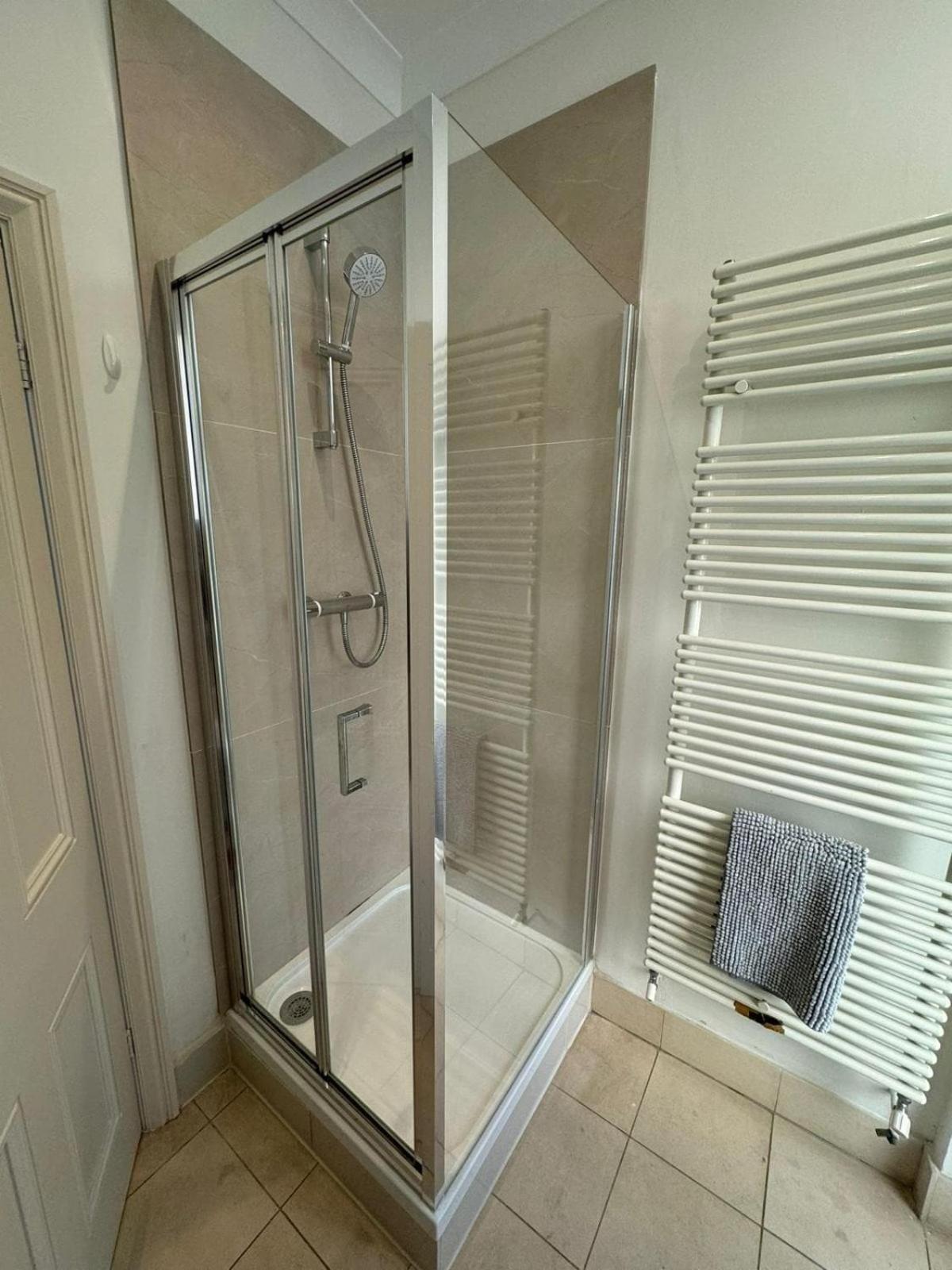 Fabulous 3 Bed In Kensington Apartment