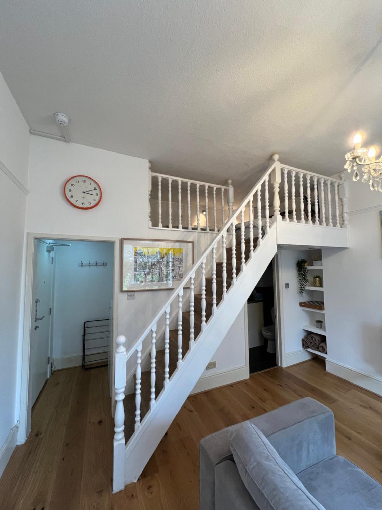 Maisonette Flat In Putney *