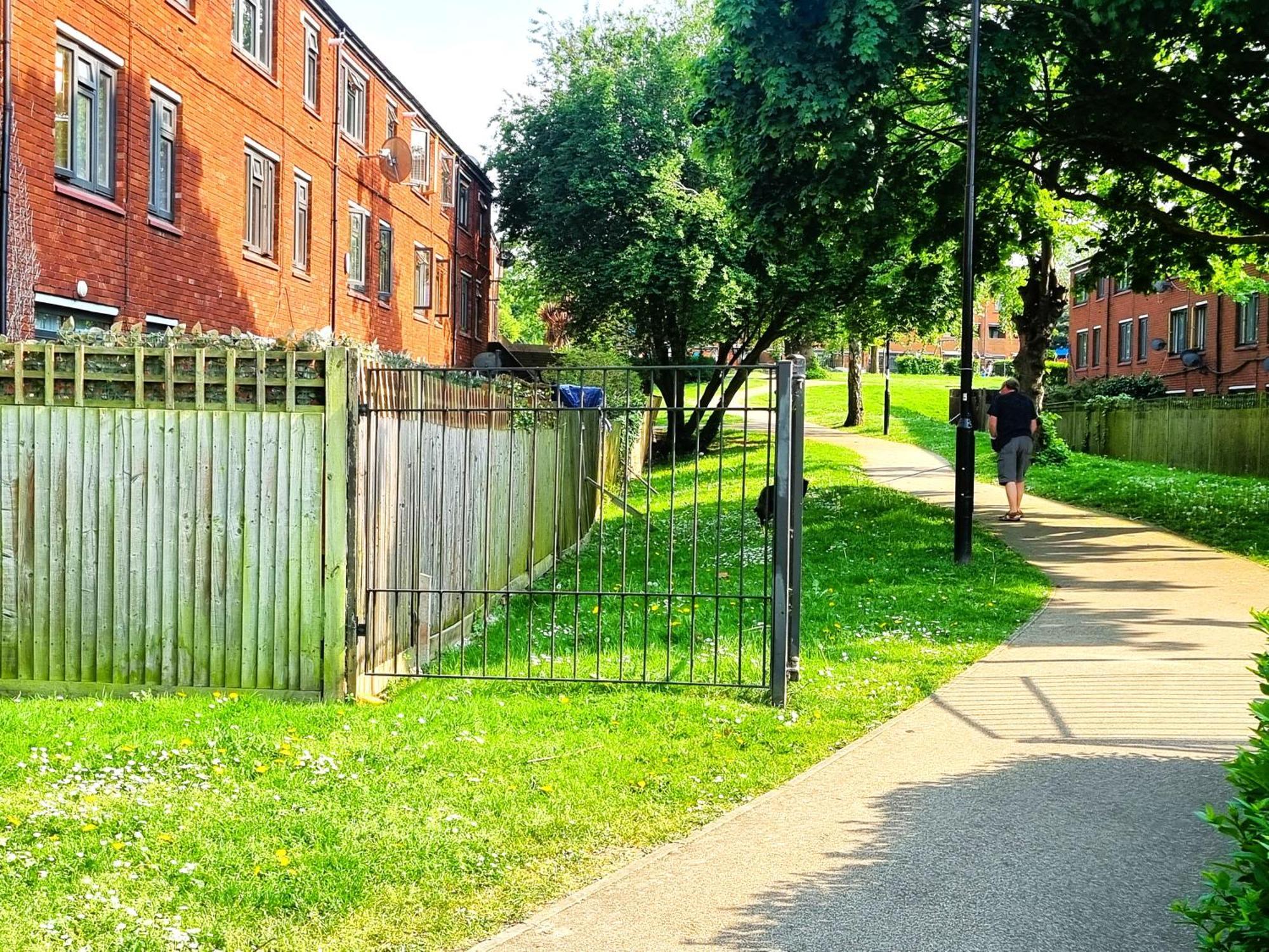 3Bed 2Bath House-Free Parking-Hi Speed Wifi-Garden-Entire Home-2Mins From Train Station Holiday home London