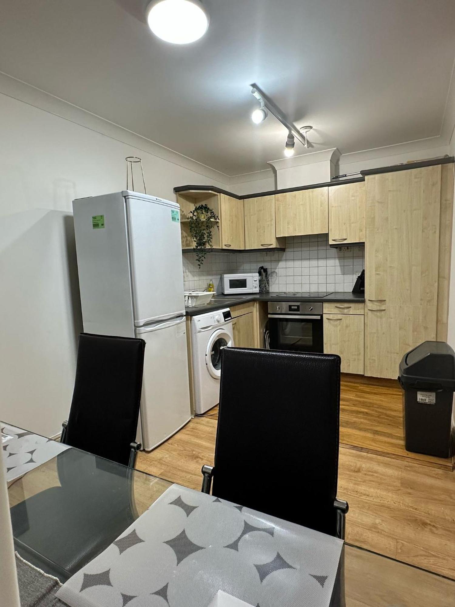 2 Bedroom With Security 24 Apartment London