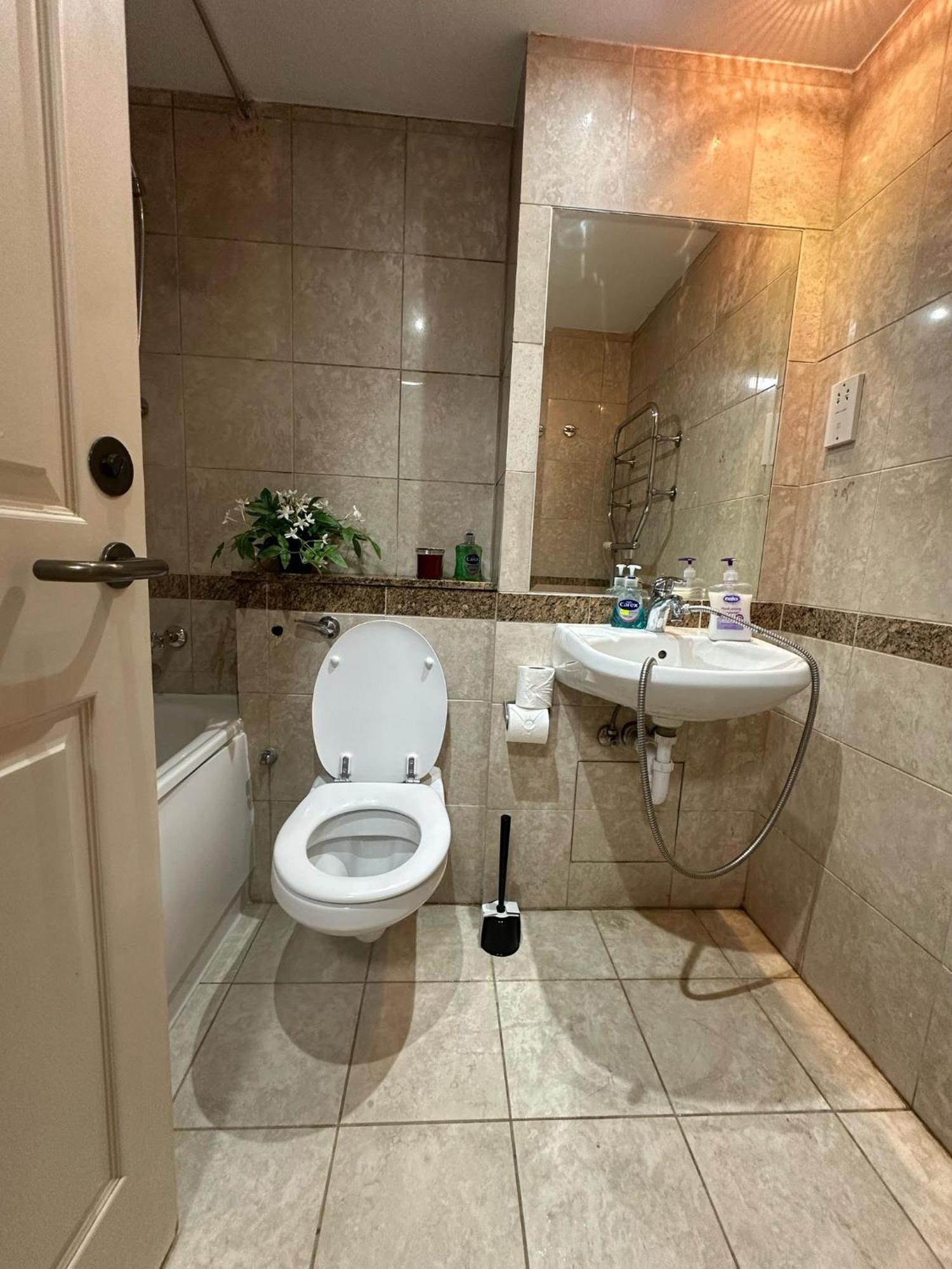 2 Bedroom With Security 24 Apartment