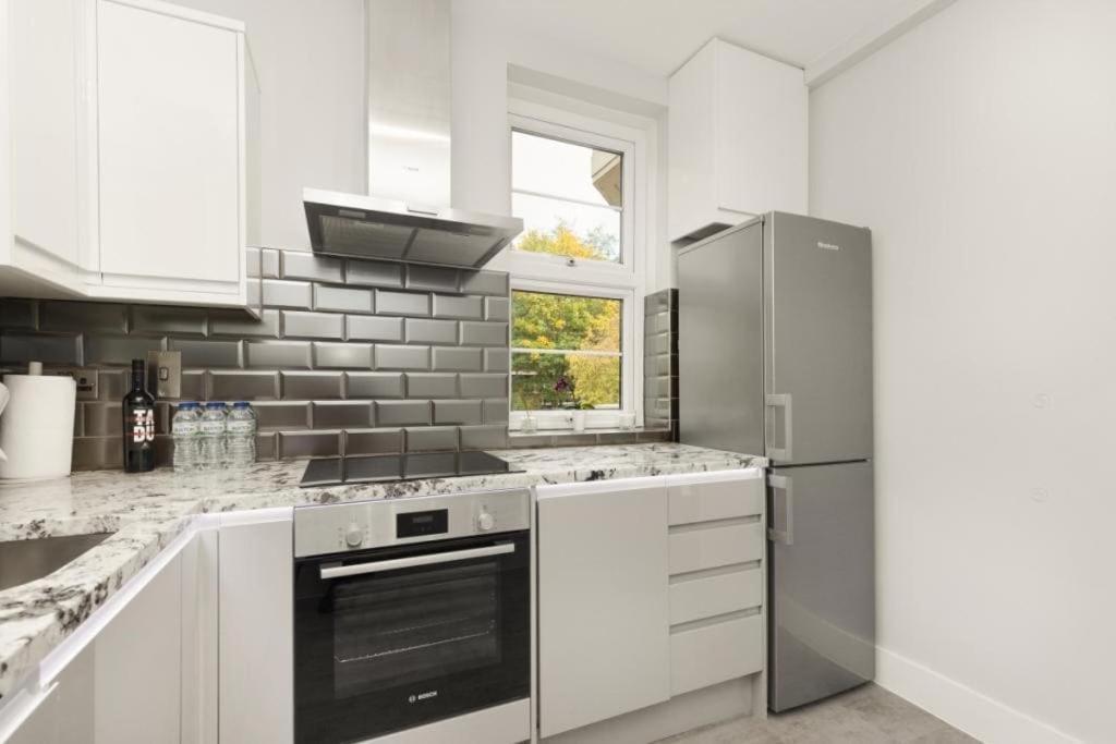 Tower Bridge St Katherines Docks 2 Bedroom Apartment *