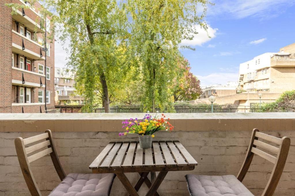 Tower Bridge St Katherines Docks 2 Bedroom Apartment *