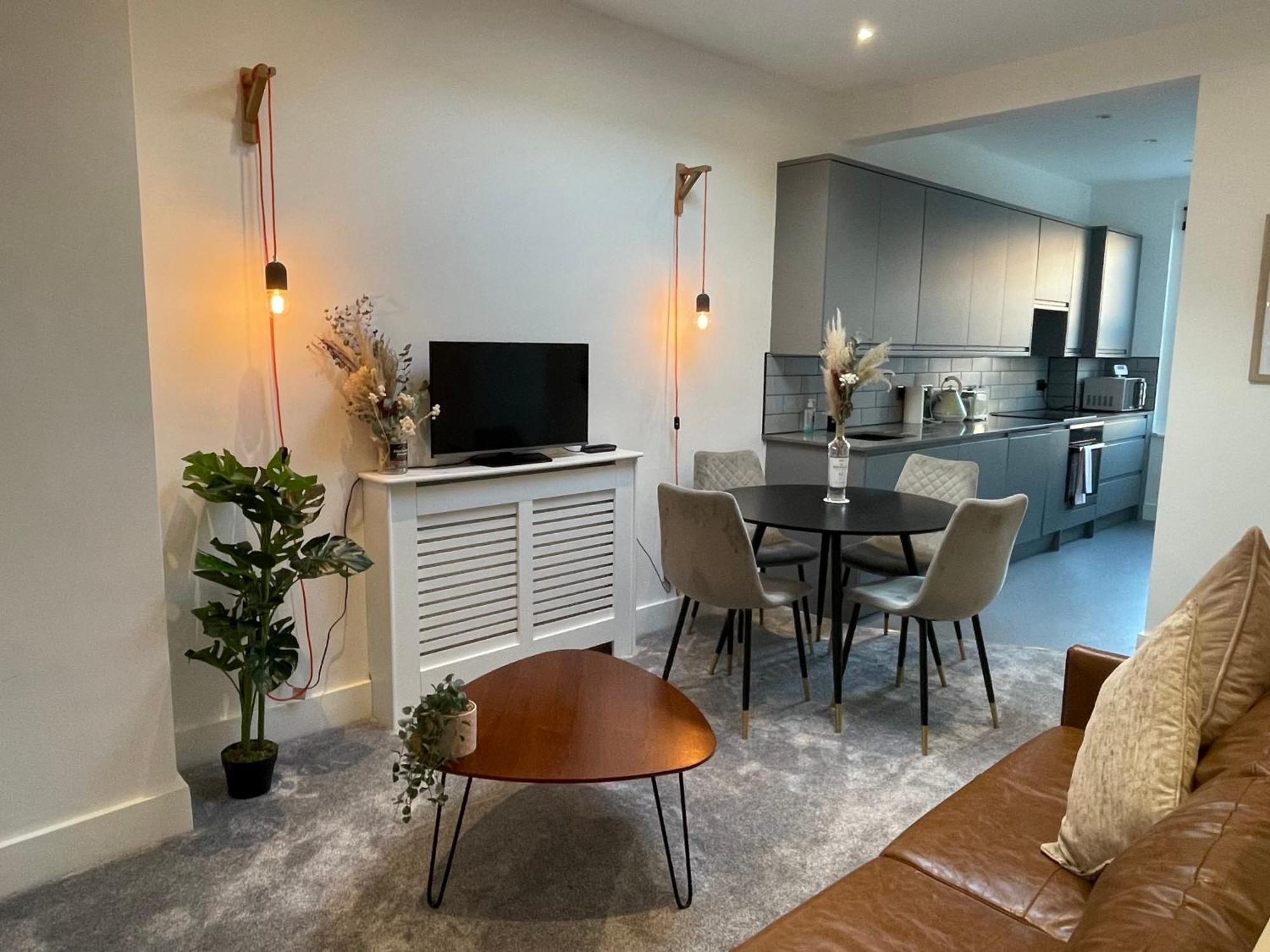 2 Bed Flat West Kensington/fulham Apartment *