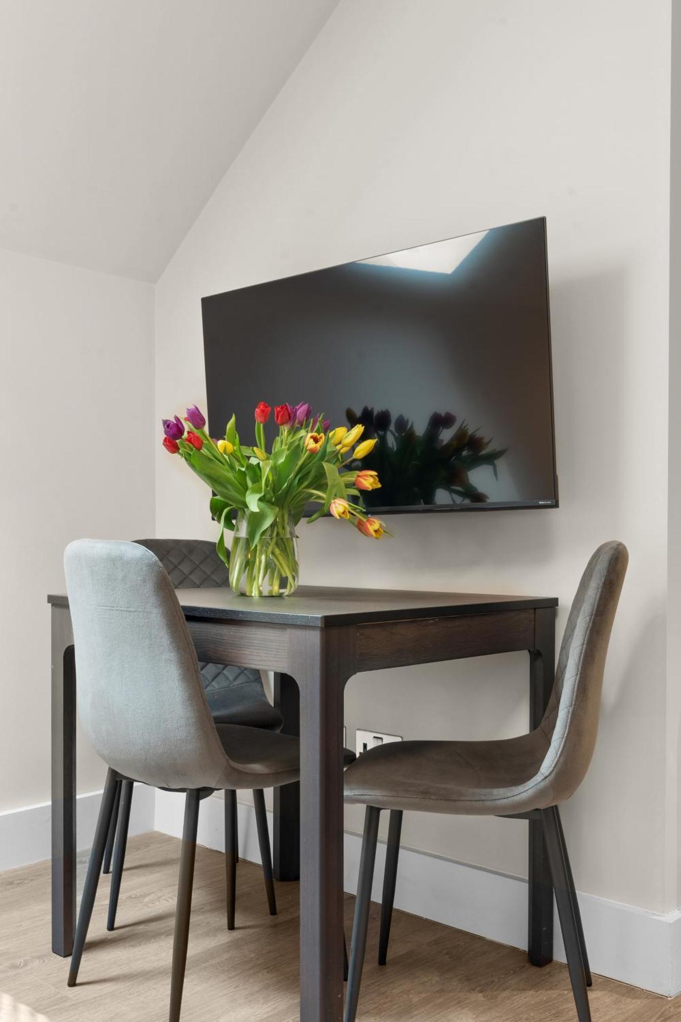 Cleveland Residences Bloomsbury Apartment *
