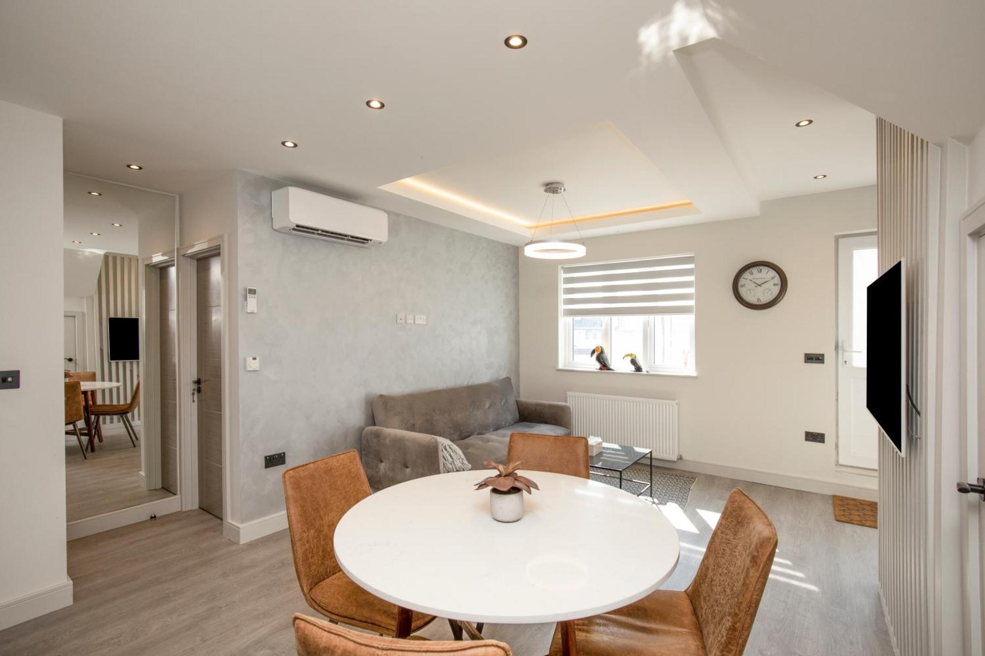 Luxury 3 Bedroom Flat 5 Min To Tube Station London