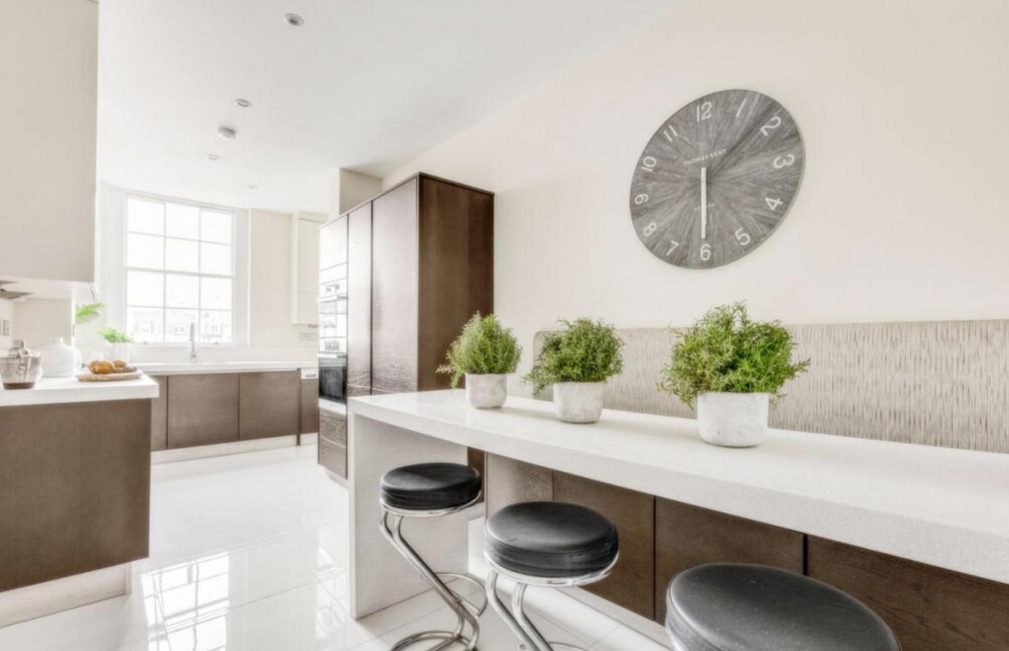 Apartment Bright & Spacious 4-bed Flat In *