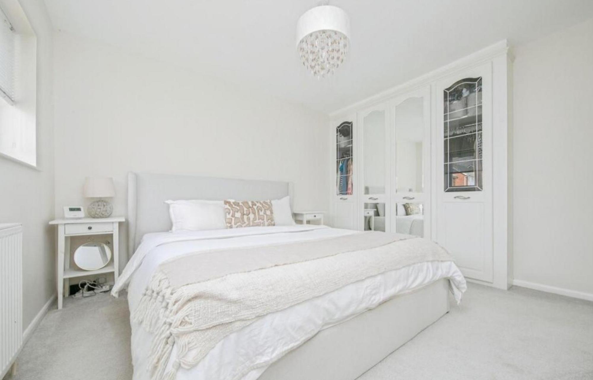 Apartment Bright & Spacious 4-bed Flat In *
