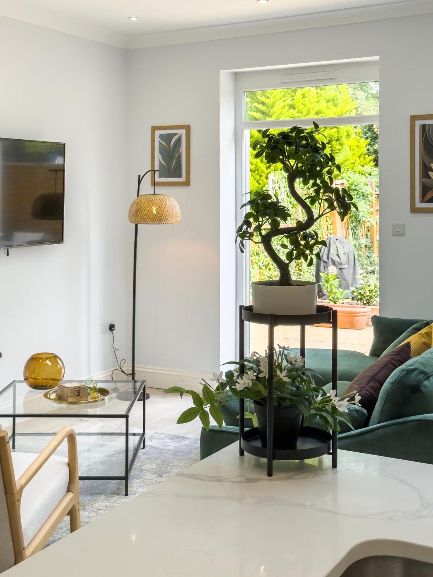 5 Bedroom Garden Hse Near Tube & Hampstead Heath *