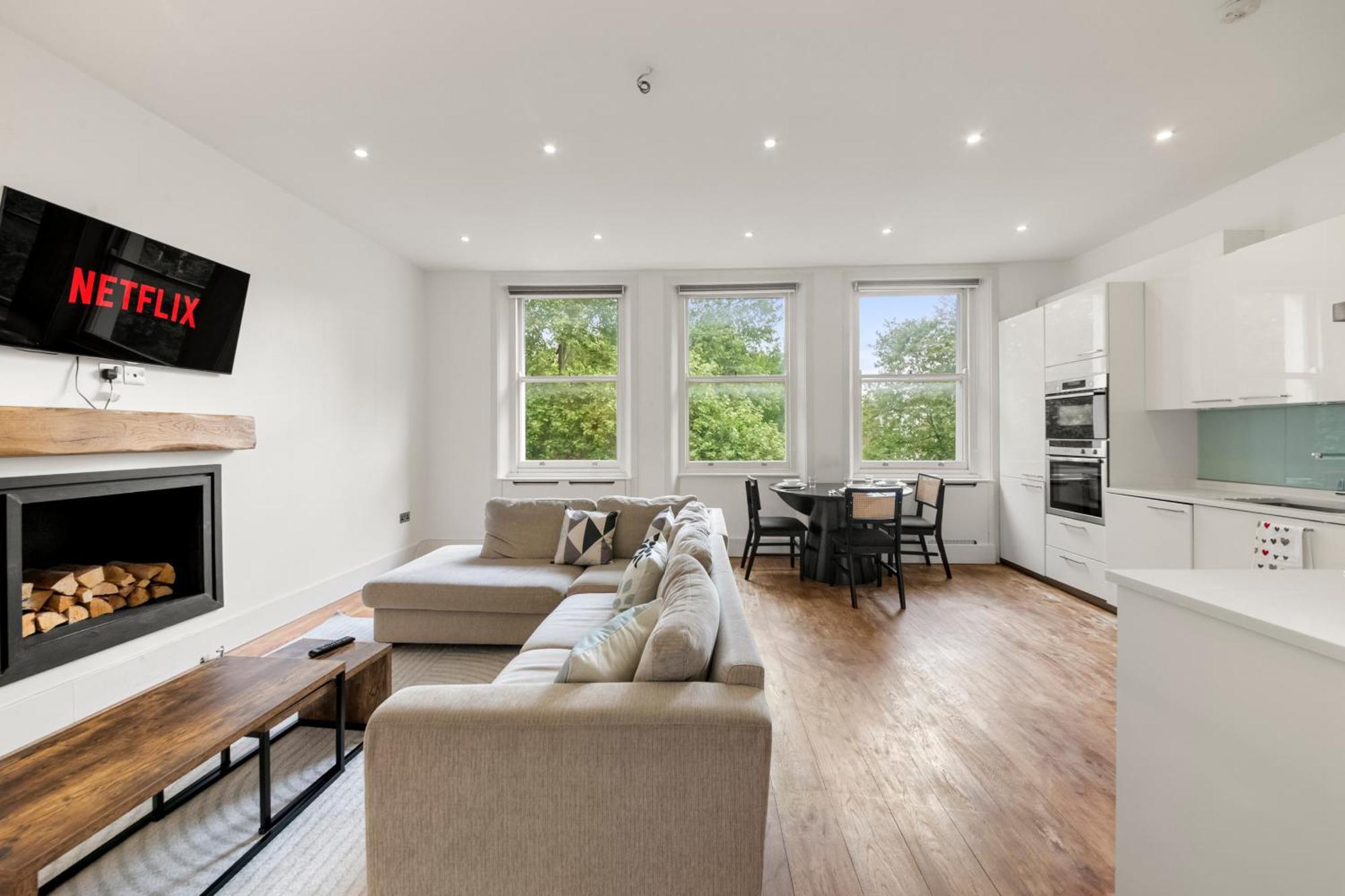 Prime 2 Bedroom Apt, Kensington Garden Square View *