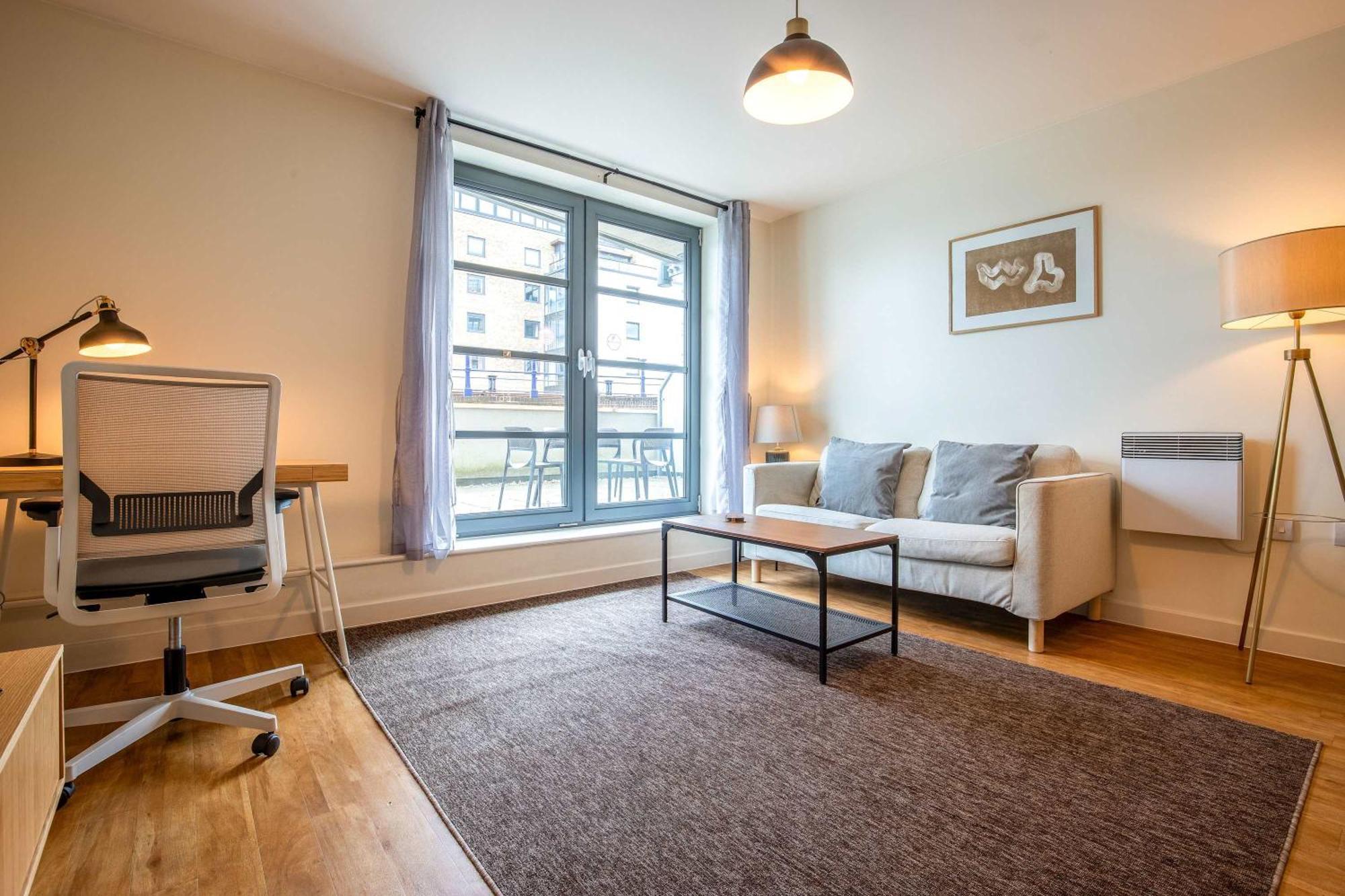 Londwell & Limehouse With Balcony Apartment