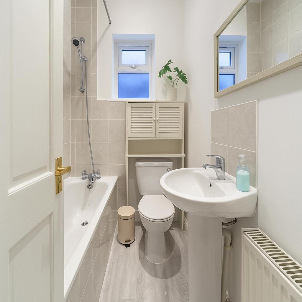 Apartment Large Flat In Quiet Area Near Seven Sisters *