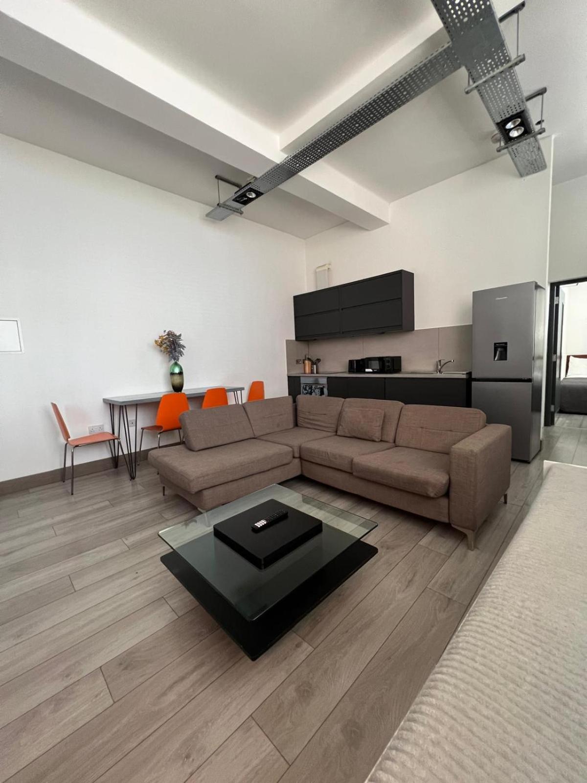 Modern 2Bed Warehouse Conversion Apartment For 6 People - London