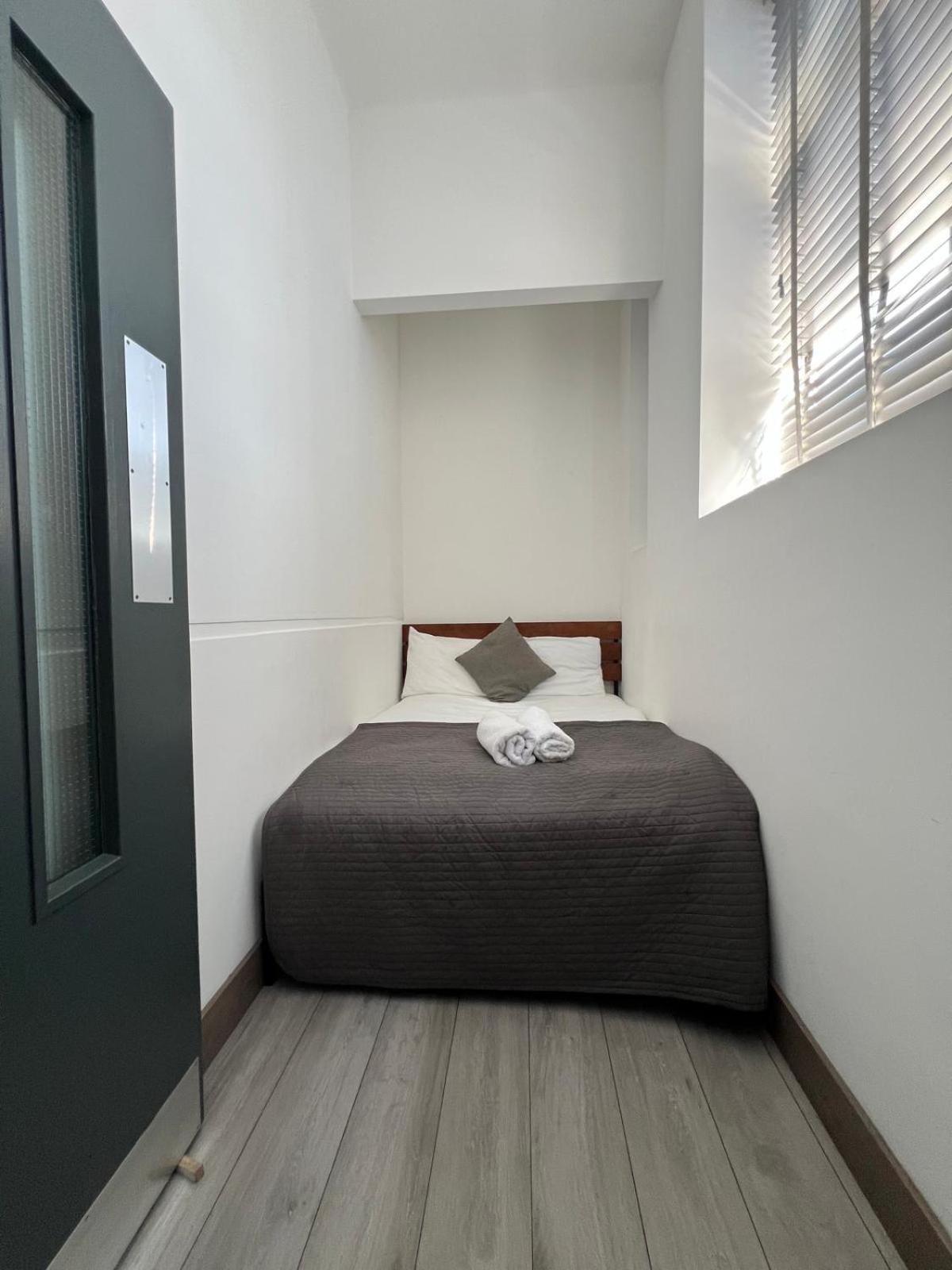 Modern 2Bed Warehouse Conversion Apartment For 6 People - London