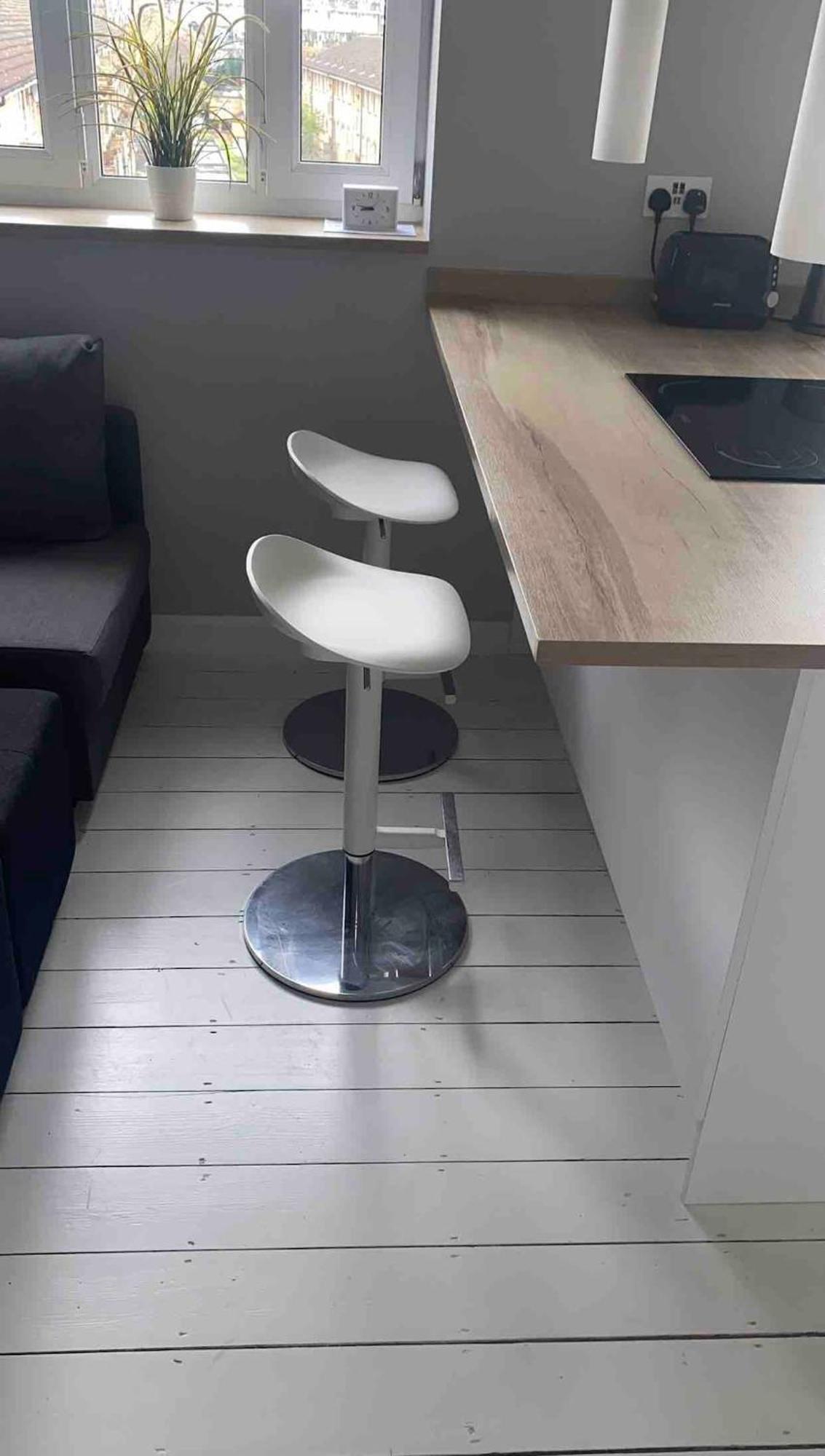 Newly Renovated - 70m2 Modern & Cosy - Balcony Apartment