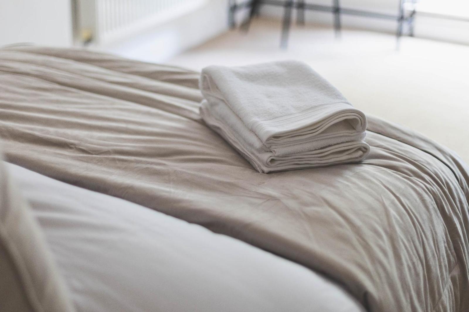 Luxury 2 Bedroom - Minutes From Train Station With Free Parking Apartment *