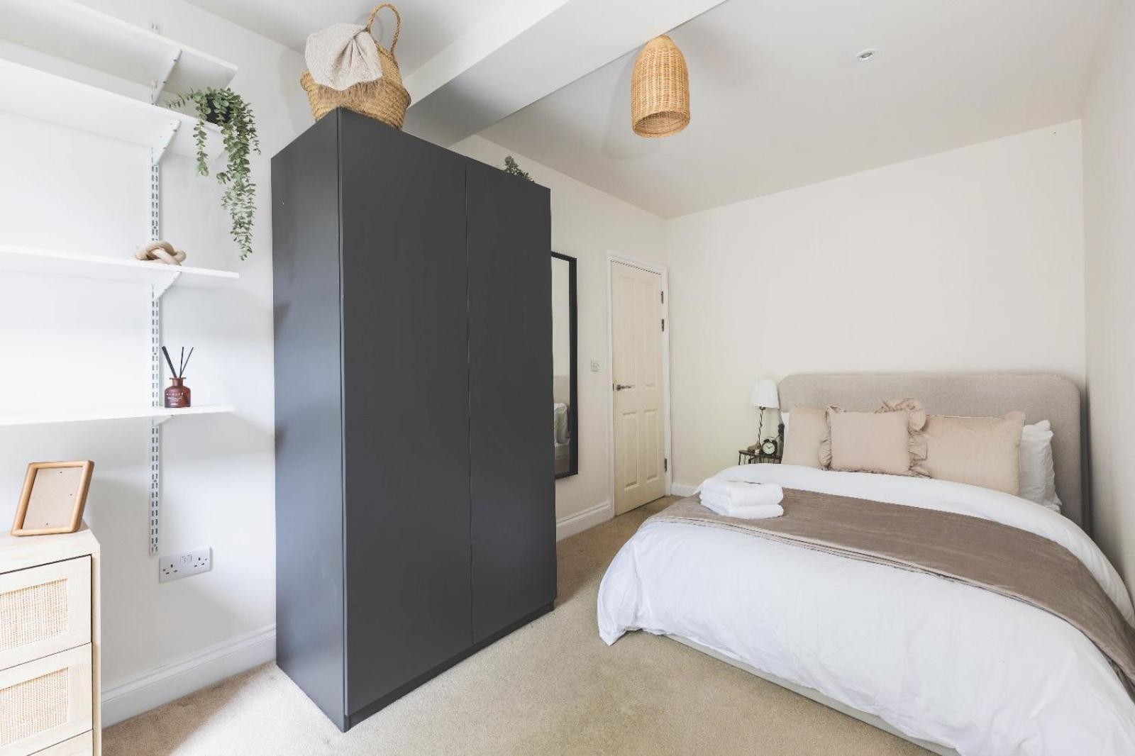 Luxury 2 Bedroom - Minutes From Train Station With Free Parking * London