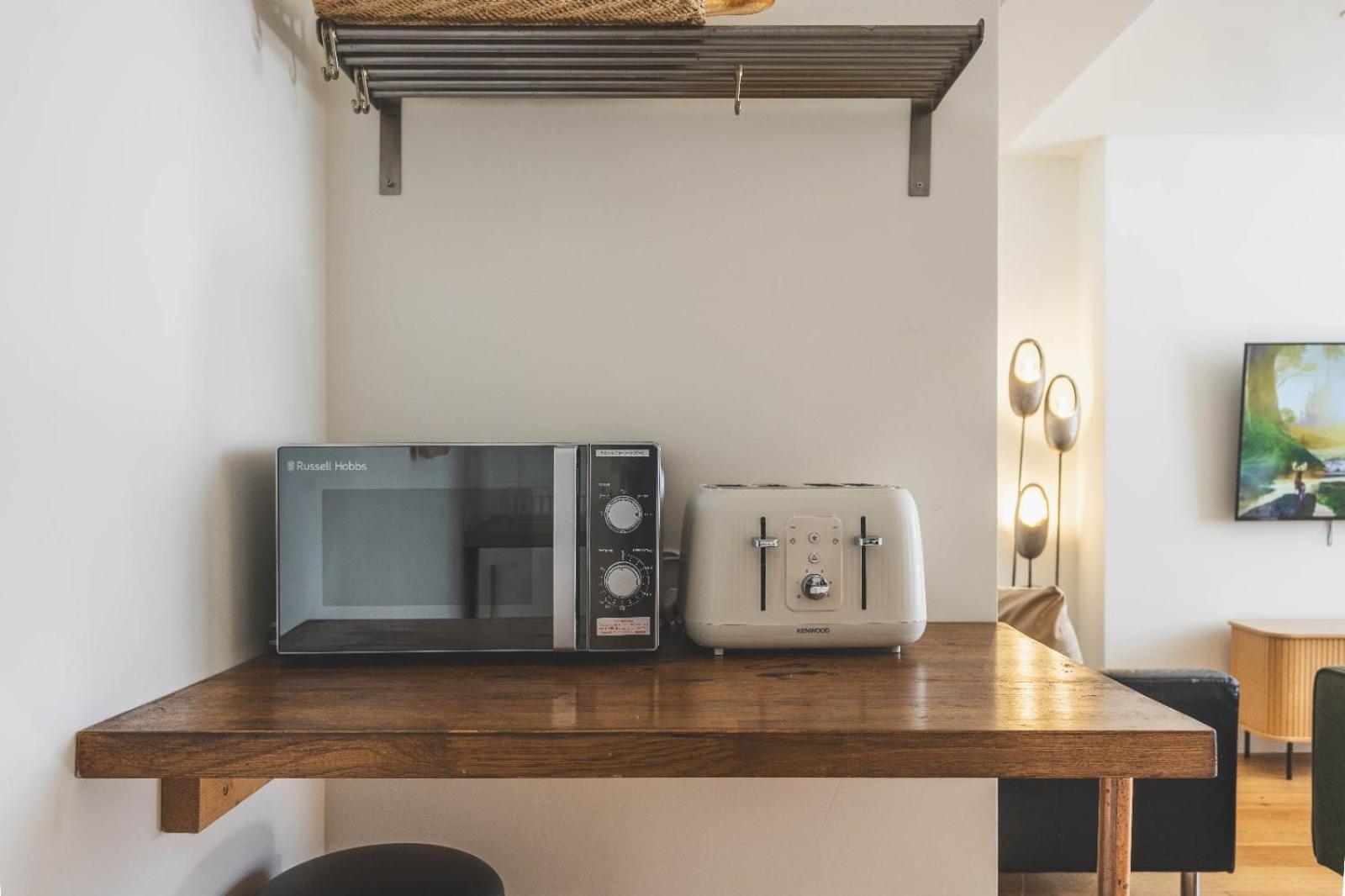 Luxury 2 Bedroom - Minutes From Train Station With Free Parking Apartment