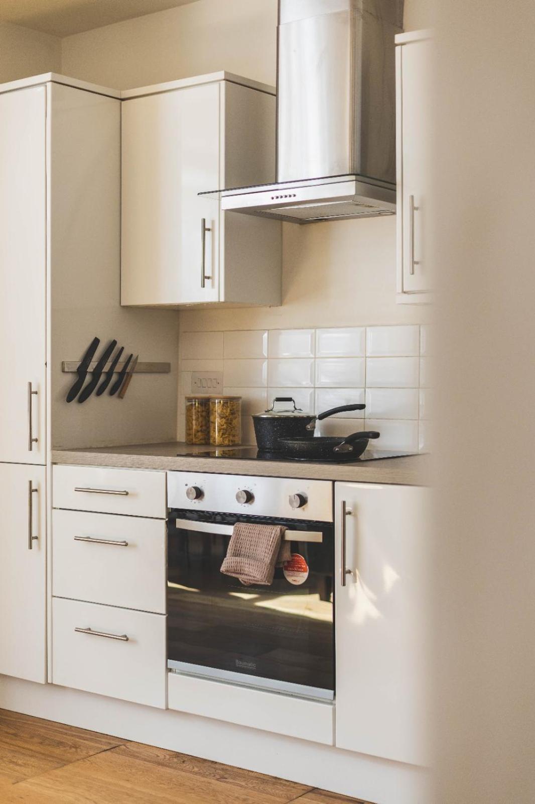 Apartment Luxury 2 Bedroom - Minutes From Train Station With Free Parking