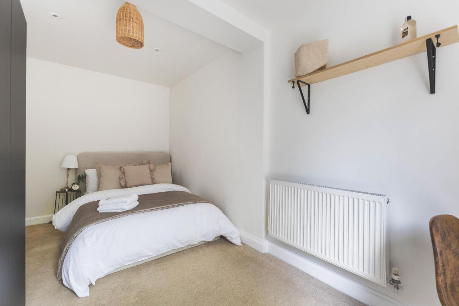 Apartment Luxury 2 Bedroom - Minutes From Train Station With Free Parking London