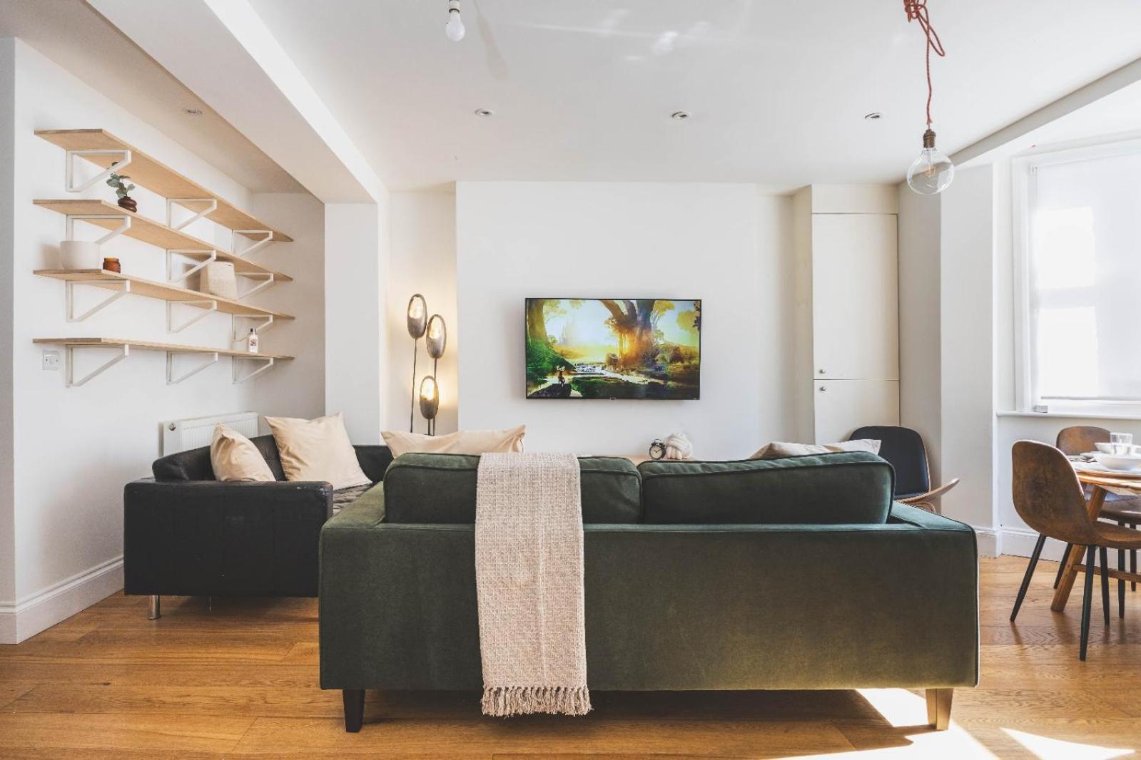 Luxury 2 Bedroom - Minutes From Train Station With Free Parking