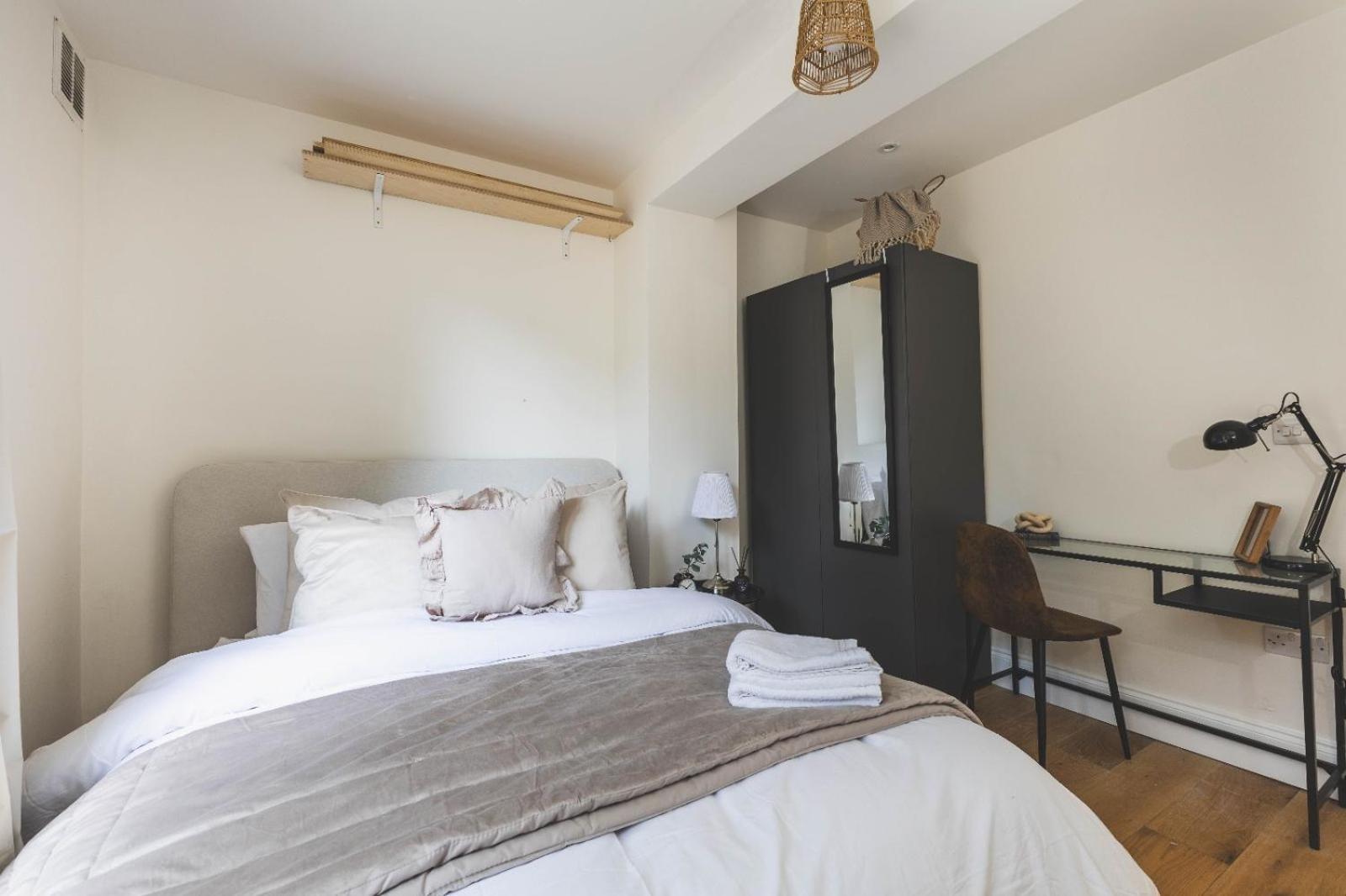Apartment Luxury 2 Bedroom - Minutes From Train Station With Free Parking