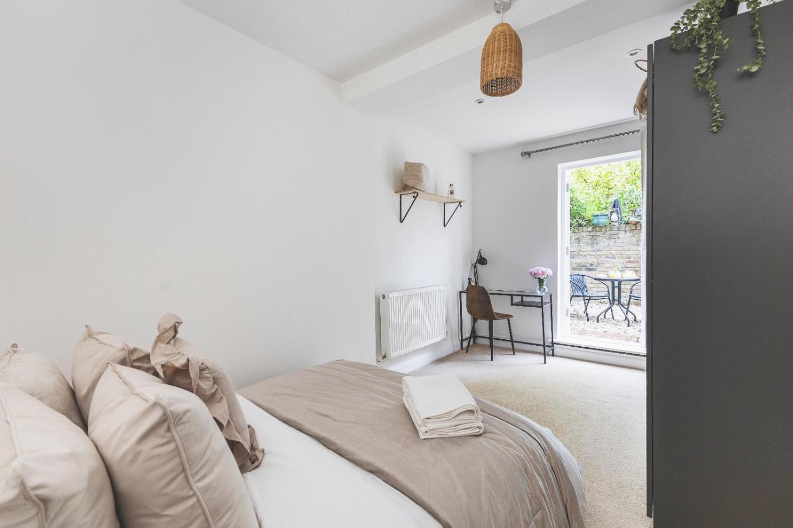 Apartment Luxury 2 Bedroom - Minutes From Train Station With Free Parking *