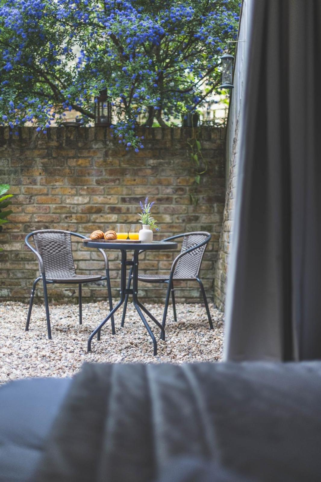 Luxury 2 Bedroom - Minutes From Train Station With Free Parking Apartment
