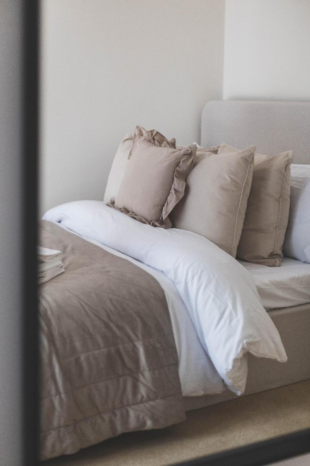 Luxury 2 Bedroom - Minutes From Train Station With Free Parking Apartment London