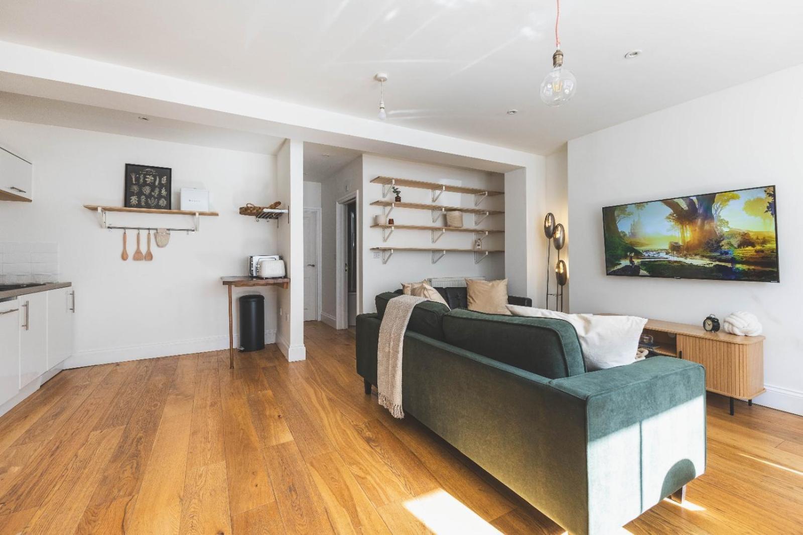 Luxury 2 Bedroom - Minutes From Train Station With Free Parking * London